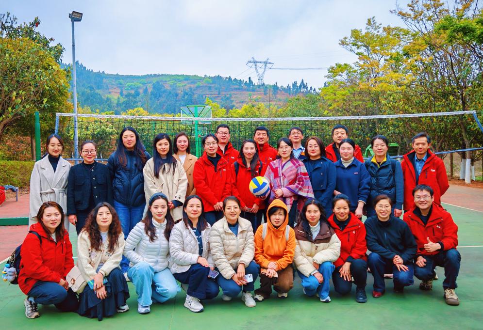 “‘排’出精彩·育见未来”---- 英国365集团分工会组织教职工气排球比赛